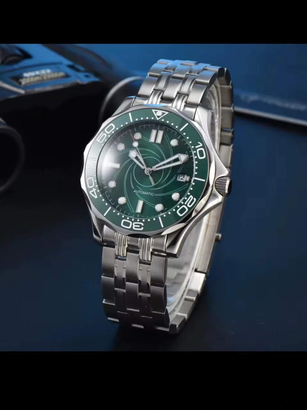 New Automatic Men's Green 007 Diver Watch with Stainless Steel Bracelet
